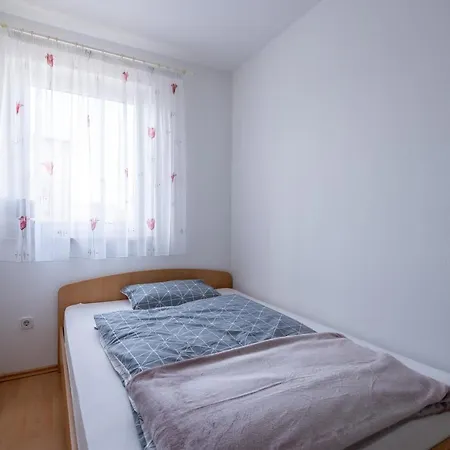 Charmante Fusslaeufig Zum In Apartment Funtana