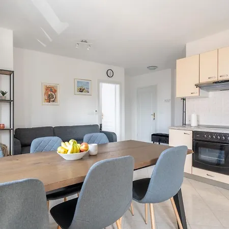 Charmante Fusslaeufig Zum In Apartment Funtana